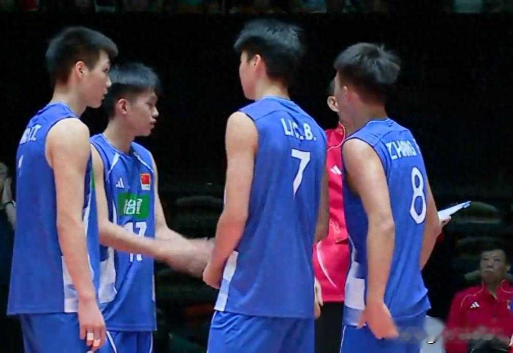 在海口进行的U18男排亚锦赛铜牌争夺战，半决赛负于伊朗的中国队继小组赛后再战中国