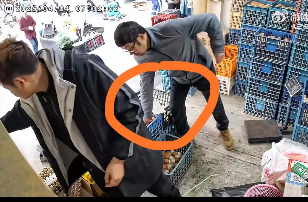 盐城一农贸市场老板曝光偷鸡蛋的小仙男，每次老板都发现他了，但碍于面子没有拆穿他。