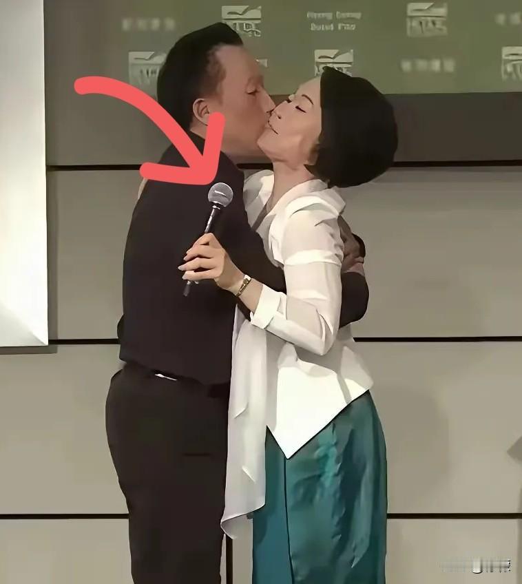 这段视频最近又被翻了出来，看完确实让人有点刷新认知。
 
视频里的男士是易中天，
