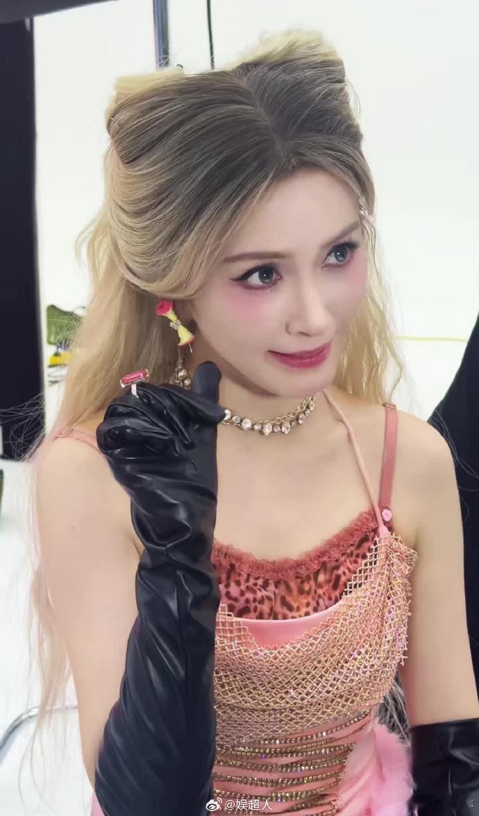 从未见过这样的徐洁儿徐洁儿凑热闹芭比造型浪姐舞台上甜妹造型不少，但徐洁儿这个版本