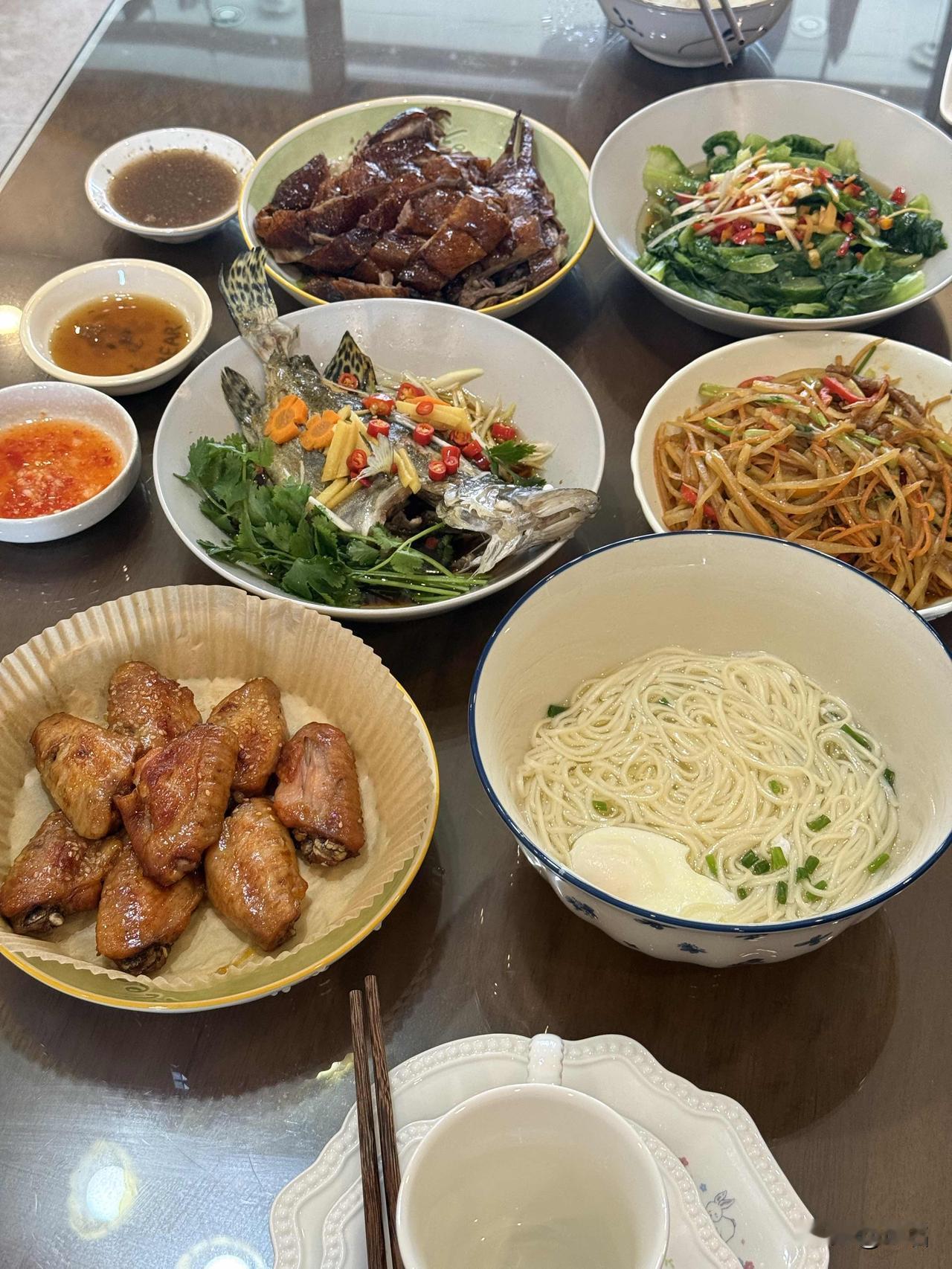 今天周末，女儿在家吃饭，平常都在学校，所以我吃的比较简单，拿不出手，也不拍照片。