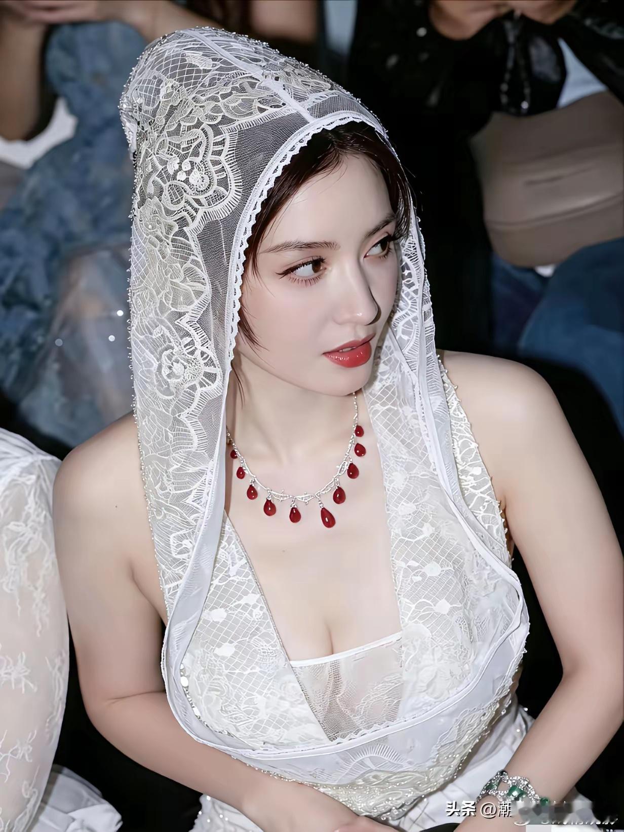 不愧是耀客传媒的美女老板娘，这才是名副其实的“白富美”嘛！穿上白色连帽低胸蕾丝裙