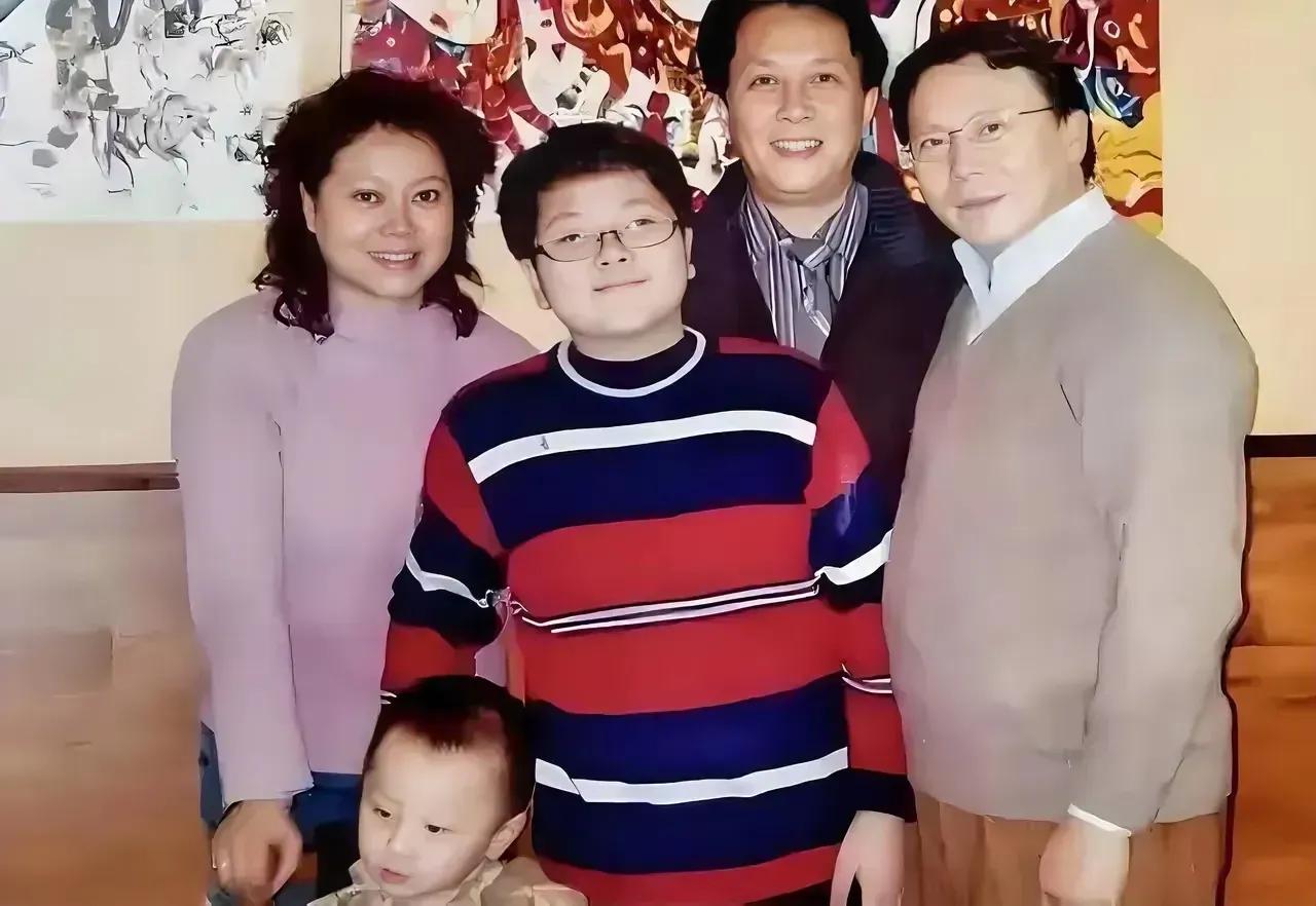 唐国强做梦也想不到。

自己身强体壮，容貌俊朗，才思敏捷，纵横影坛，风光无限，二