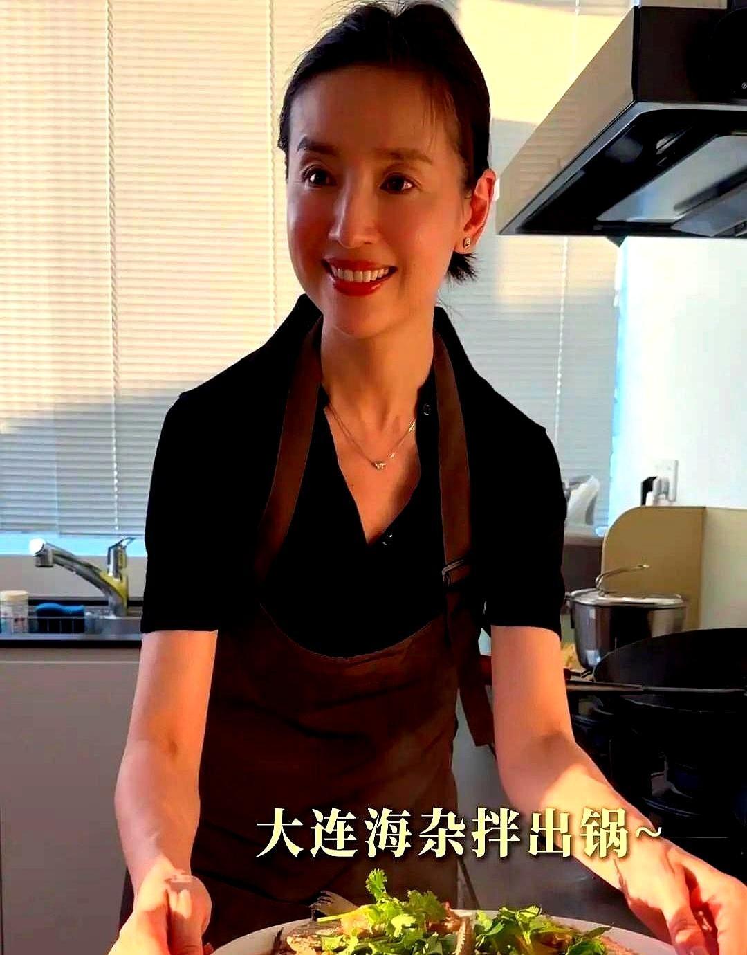 董洁被拍到在老家海鲜市场挑螃蟹，素颜扎个马尾，跟发小在厨房忙活一下午，整出一桌子