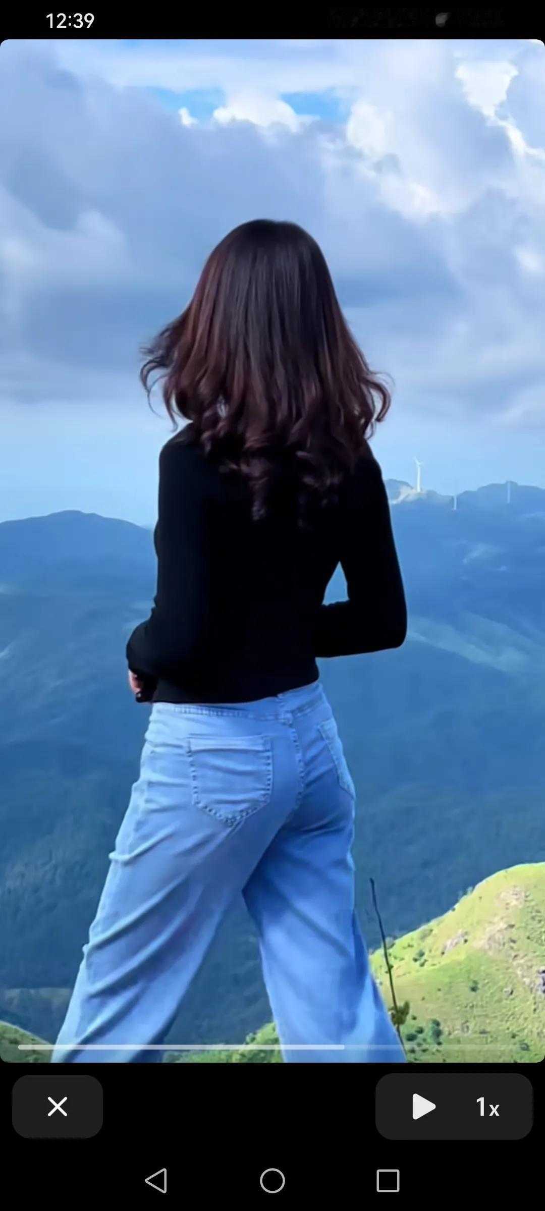 东升旭日晕苍红，
薄雾如纱若隐容。
独爱山村秋色美，
独立深秋韵无穷。