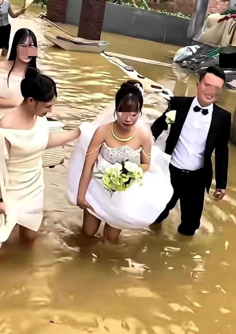 一场大雨，彻底改变了婚礼的流程！车队的钱省了；新郎抱新娘的环节取消了；就连放鞭炮