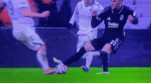 在今日凌晨土超贝西克塔斯2-1击败科尼亚的比赛中，贝西克塔斯新援阿斯拉尼在下半场