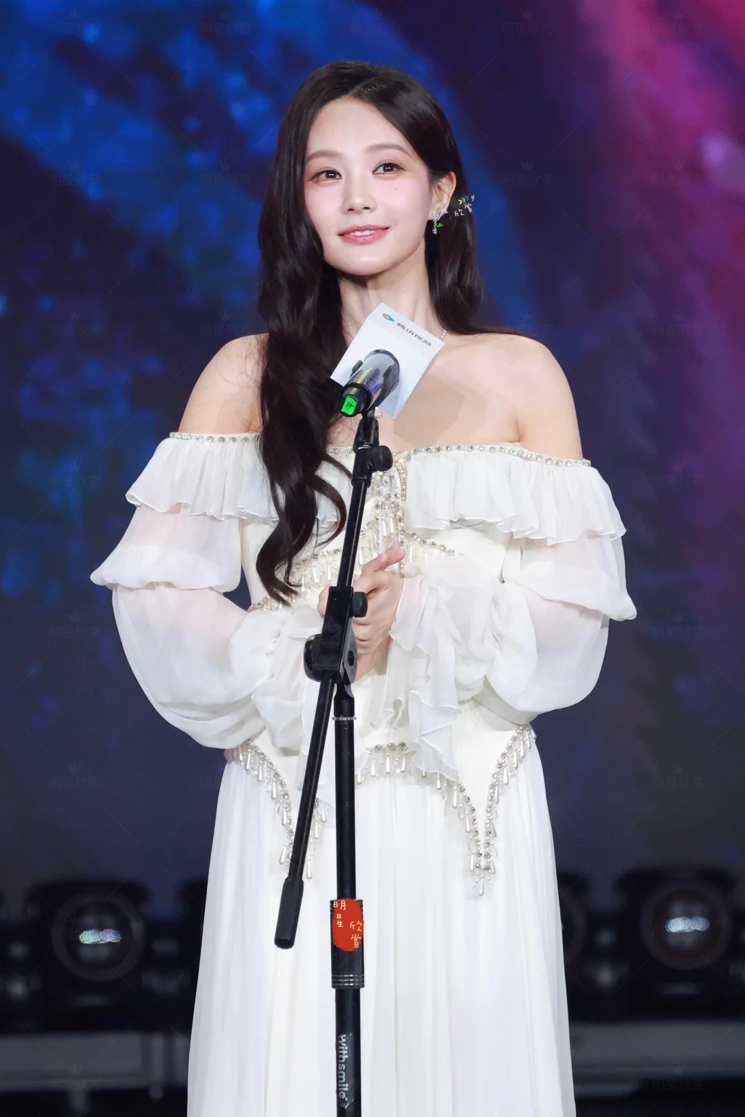 演员李雪来了，纯白若如雪花