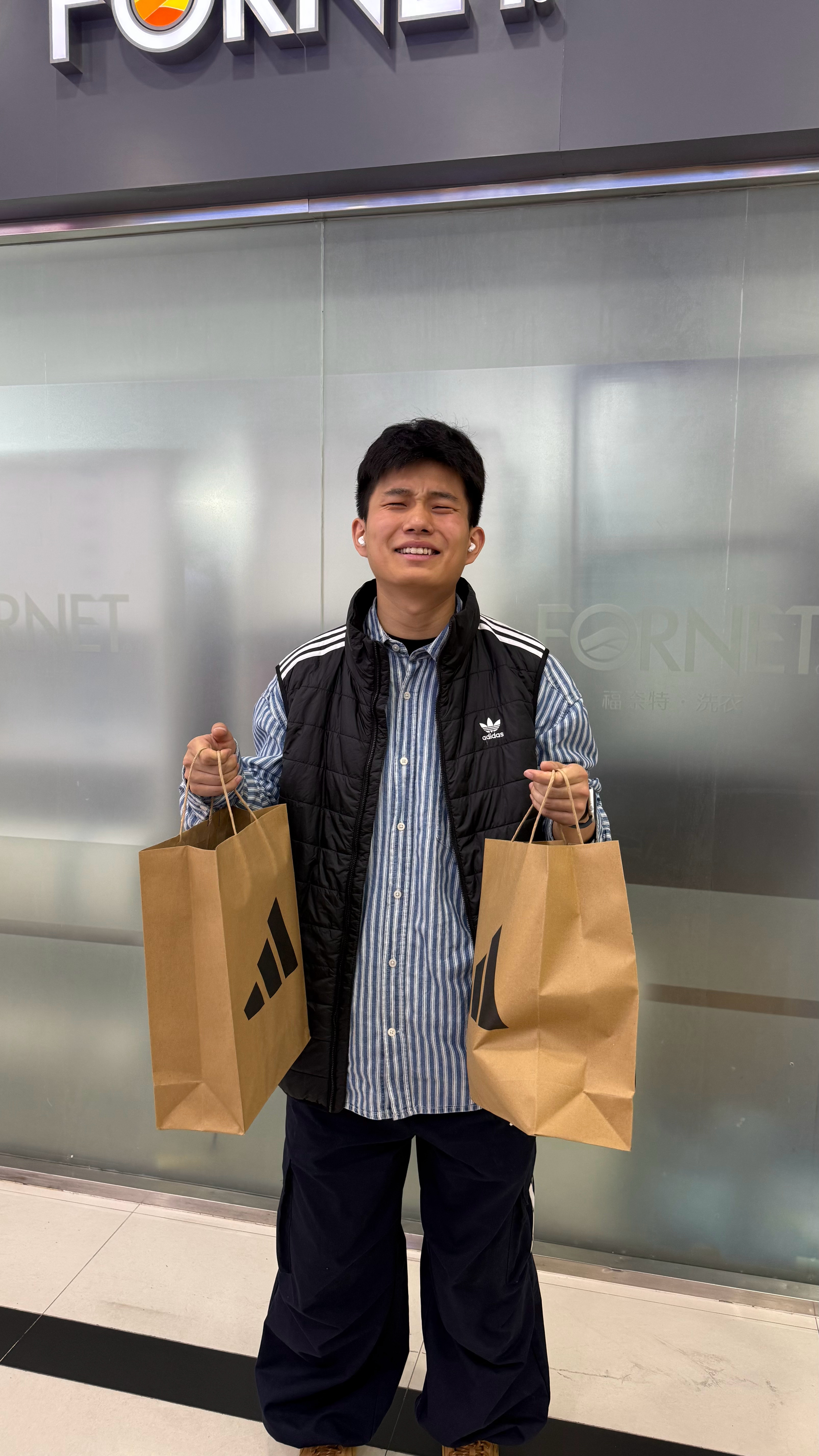 感谢我弟送的礼物  他很开心 