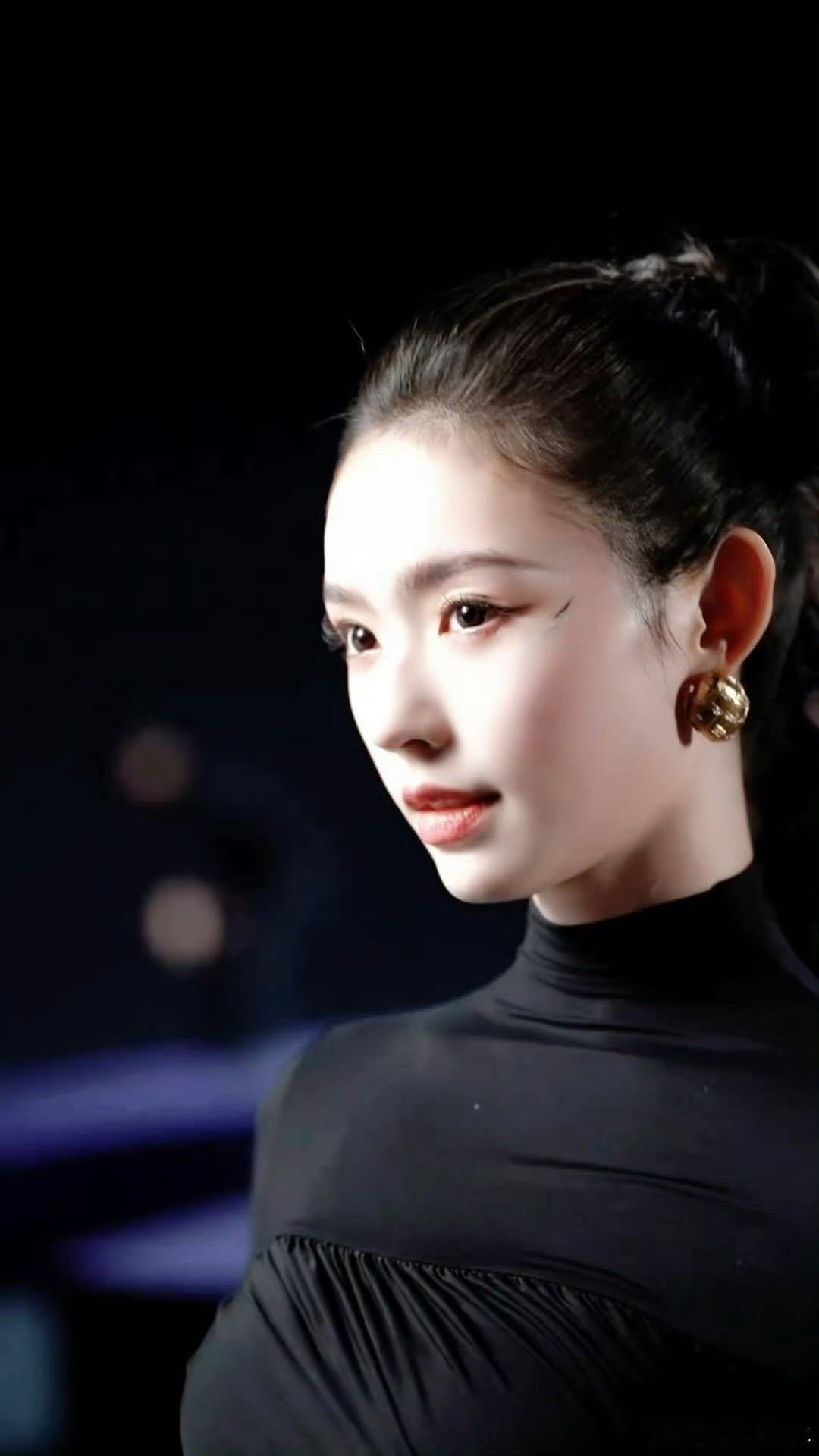 张晚意林允希林这是什么神仙组合林允的黑裙造型太绝了！线条流畅的肩颈，搭配麻花辫，