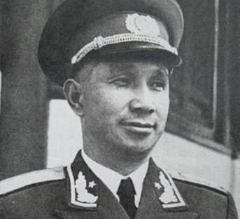 1942年，警卫递给粟裕一包烟，没想到粟裕看到烟盒和里面的字顿时脸色大变，并命令