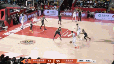 根本拦不住！奎因加速冲垮吉林整条防线，起飞双手挂筐，这球太炸裂！吉林男篮vs广东