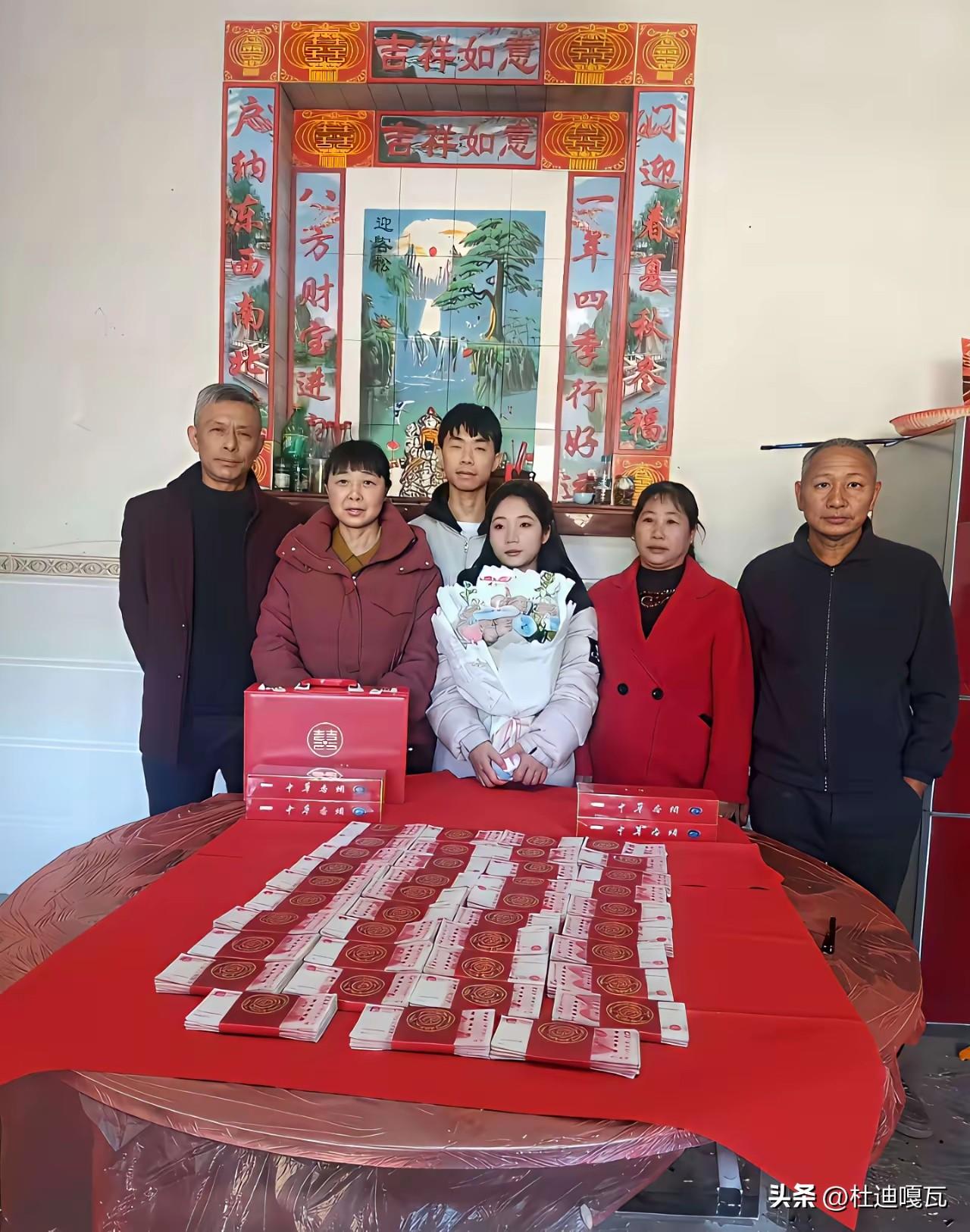 本来定婚是个大喜事，但是在这一家人的表情上，完全看不到一点喜悦的样子。
确实，男