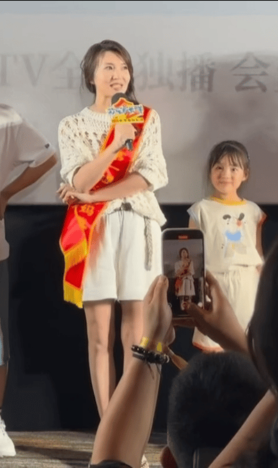 陈好见面会简直妈妈级别 陈好在见面会上和小演员交流时，全程保持微笑，还主动问“拍