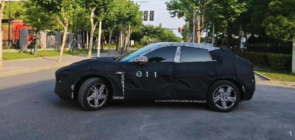 小米 SUV 谍照来了，网友说像法拉利Purosangue？#小米# ​​​