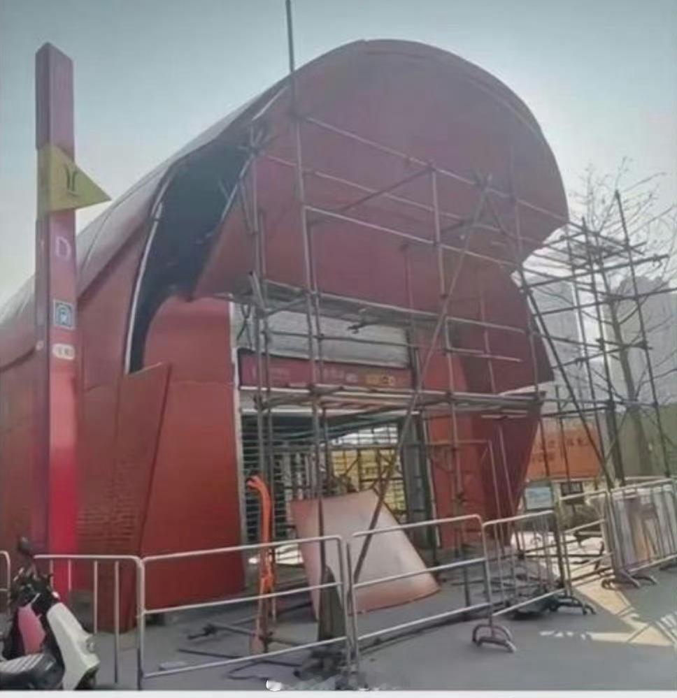 地铁口被指像棺材4人被处理 ？不是广州真的好多这些奇奇怪怪的东西之前的荔湾广场…