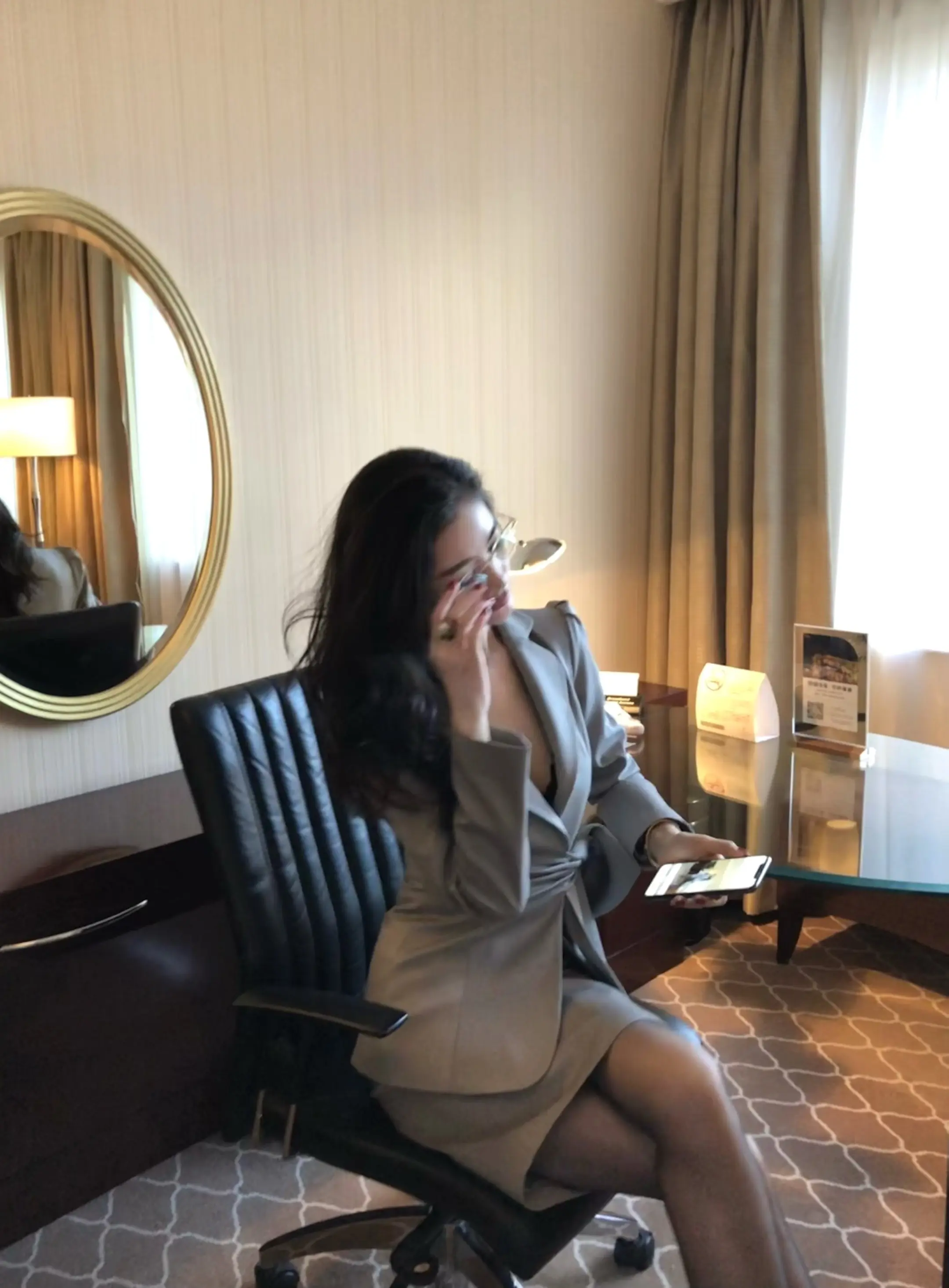 她总令人感到触不可及
