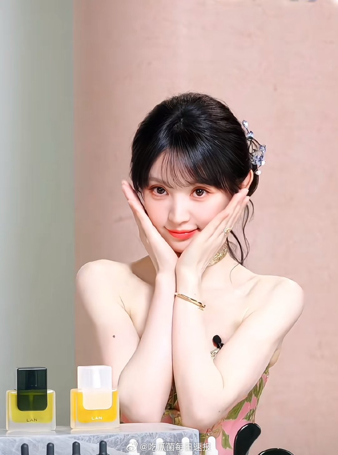 两位95花今天的直播截图：赵露思、田曦薇，来看看各自的状态