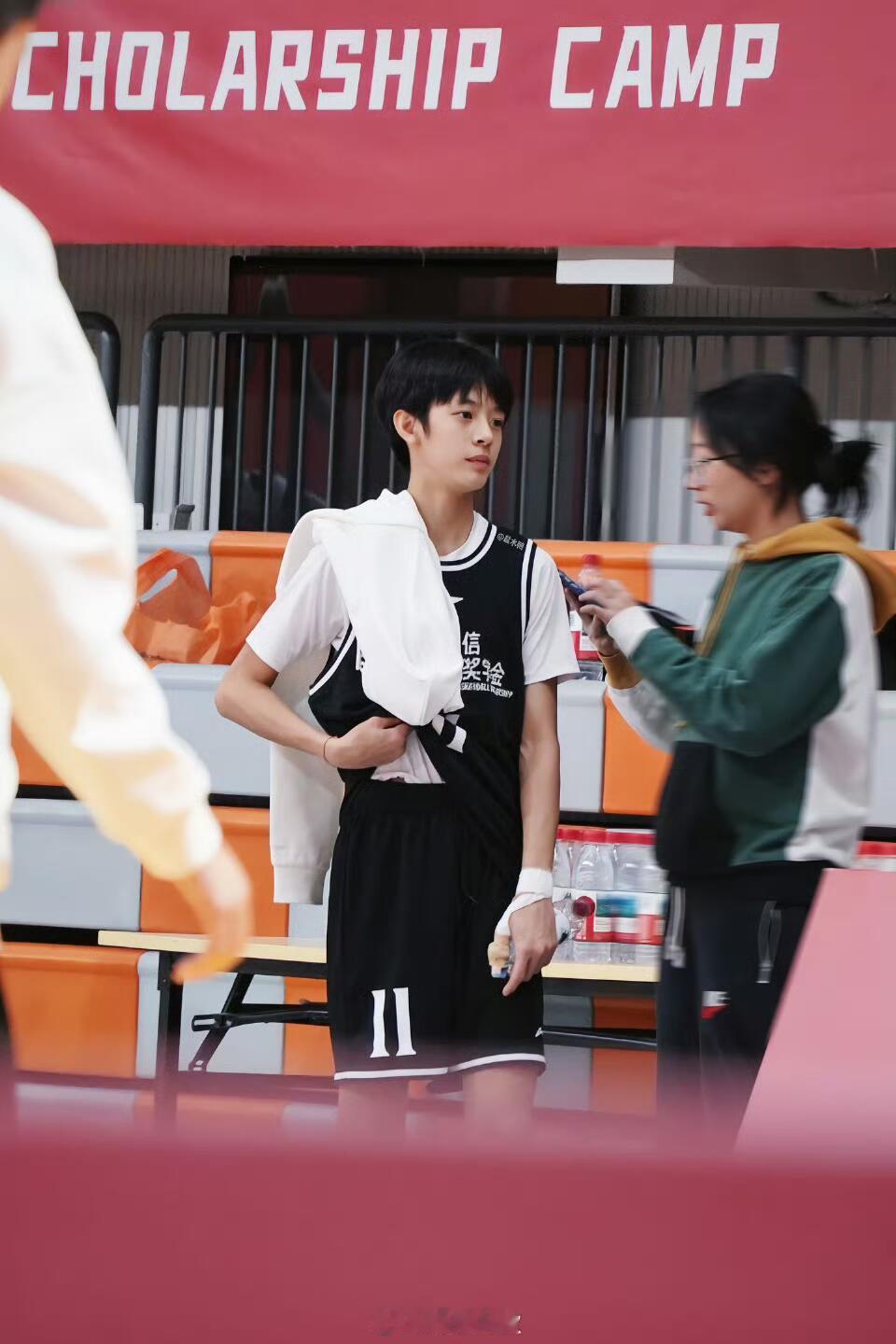 魔丸邓超生了个灵珠儿子哈哈哈！！等等简直就是个灵珠来着，没想到魔丸邓超居然生了个