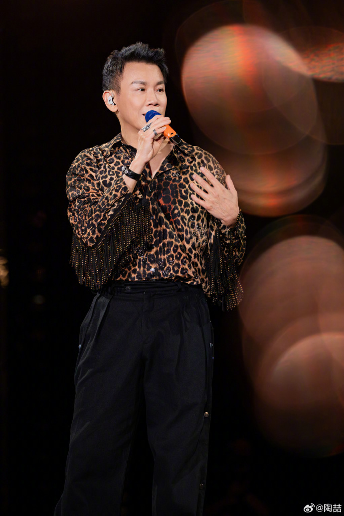 陶喆开场有种太平盛世的感觉 嘿！陶喆演唱会开场太让人惊喜了！乐手们合奏《找自己》