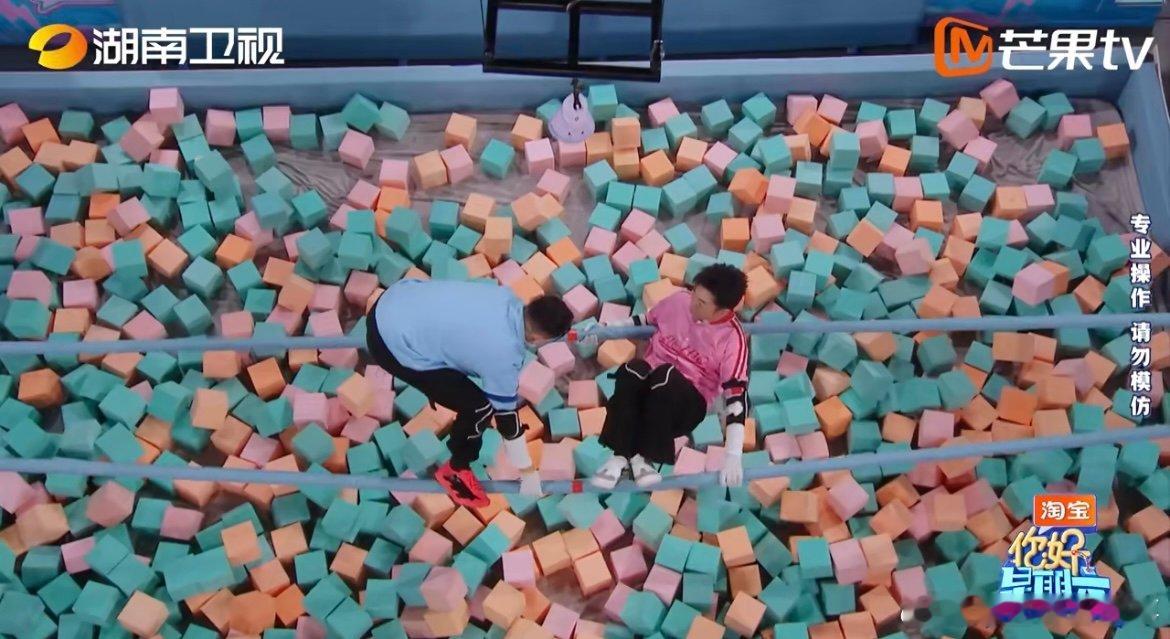 张颜齐净说大实话 杨迪拼尽全力摇晃干扰对手，张颜齐一旁神补刀戳破真相，一句 “核