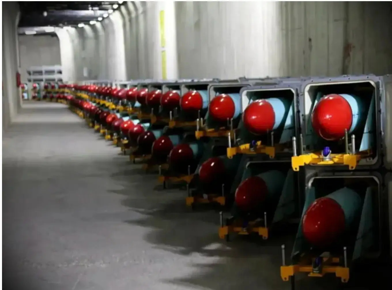 据参考消息网报道，美以宣称摧毁伊朗导弹计划，但最新情报评估打脸。国防部长赫格塞思