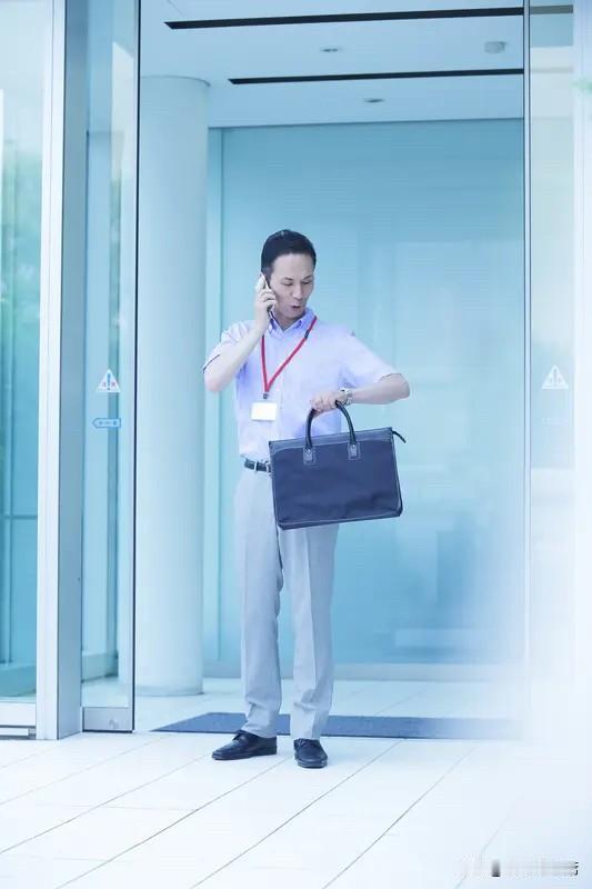 我认为上班。上班有着诸多令人安心的优势。首先，它能提供稳定的收入，每月固定的工资