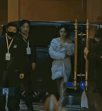 杨幂这是把普通的羽绒服都穿出了时装的感觉，一般人穿羽绒服是把拉链拉的严严实实的，