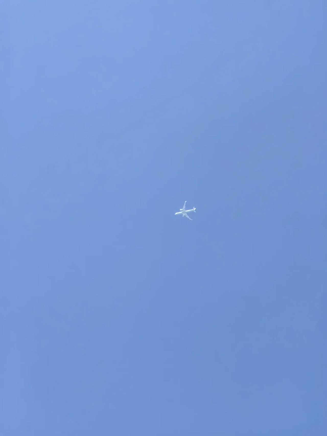 当你听到飞机轰鸣声音的时候飞机✈已经飞过去了这就是所说的超音速。
“超音速”是指