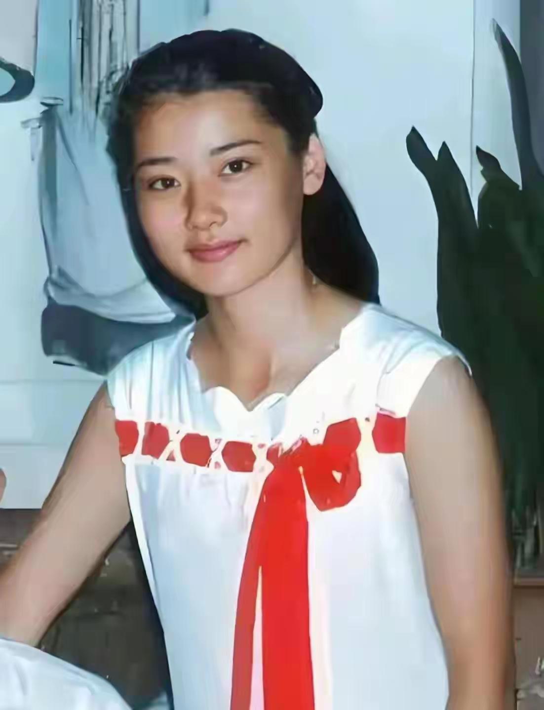 这大概是18岁的何赛飞，巧笑倩兮，美目盼兮，一颦一笑，温婉动人，典型的江南美女。