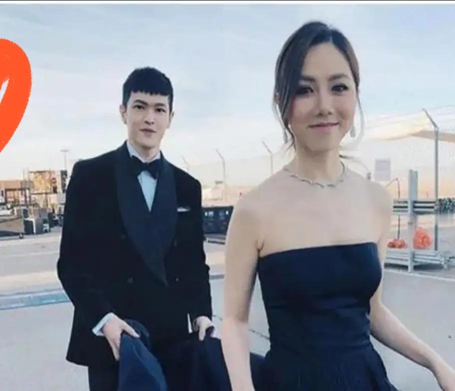 看到“Mark”的照片
我总算明白邓紫棋为什么能和他结婚了，不是因为他是“富三代