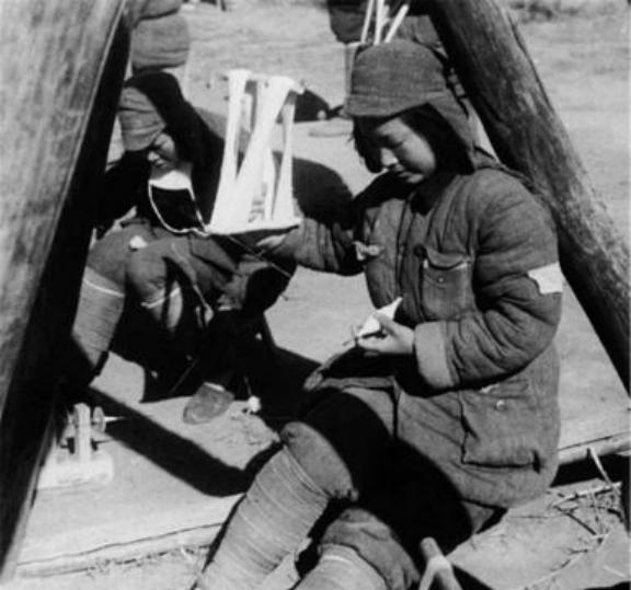 1941年一女八路在老乡家养病，却被贪心的邻居告了密，很快日军包围了老乡家，可他