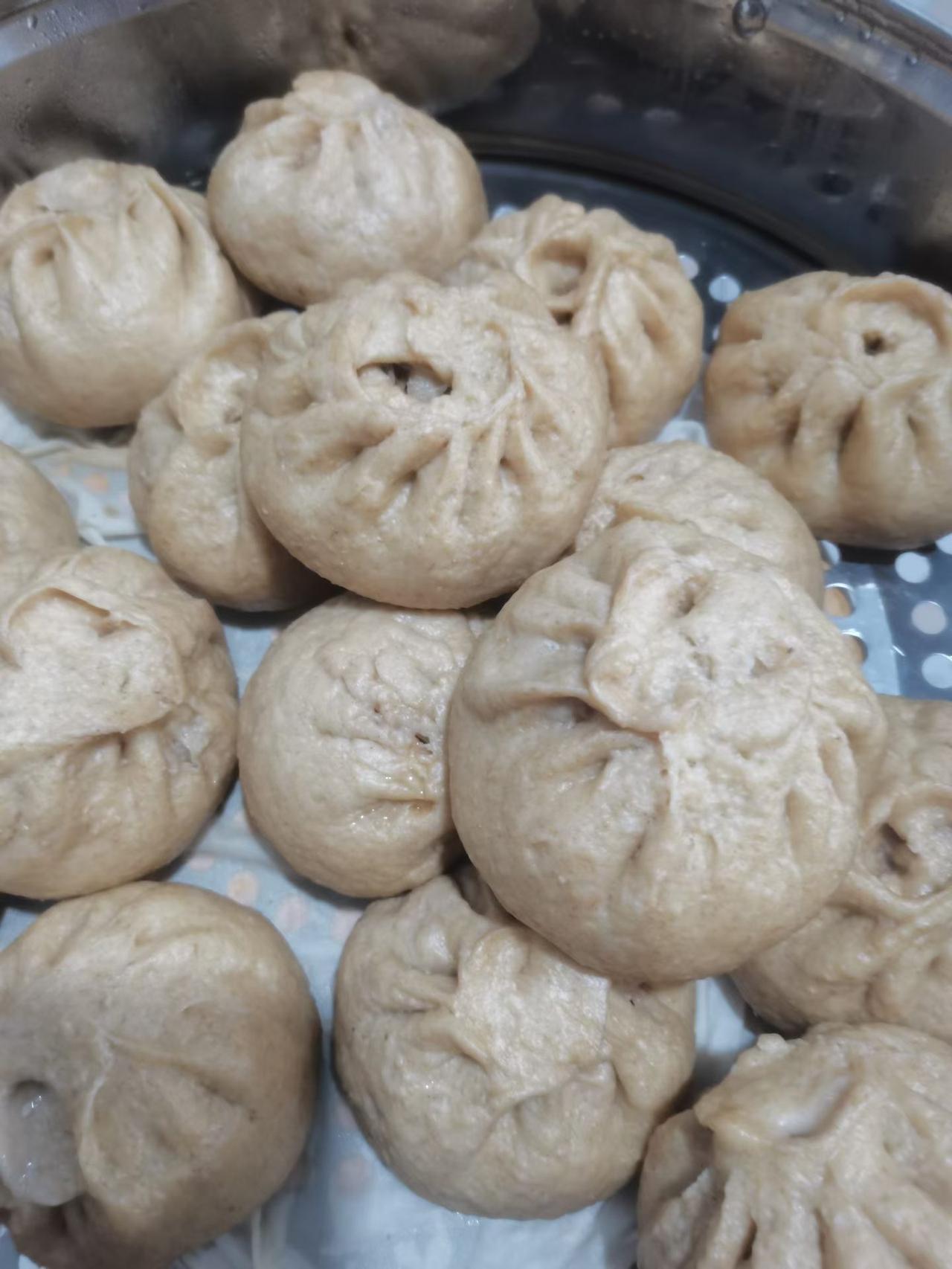 全麦肉包出锅！看看怎么样？虽然颜值差点，但内在还是丰富的！