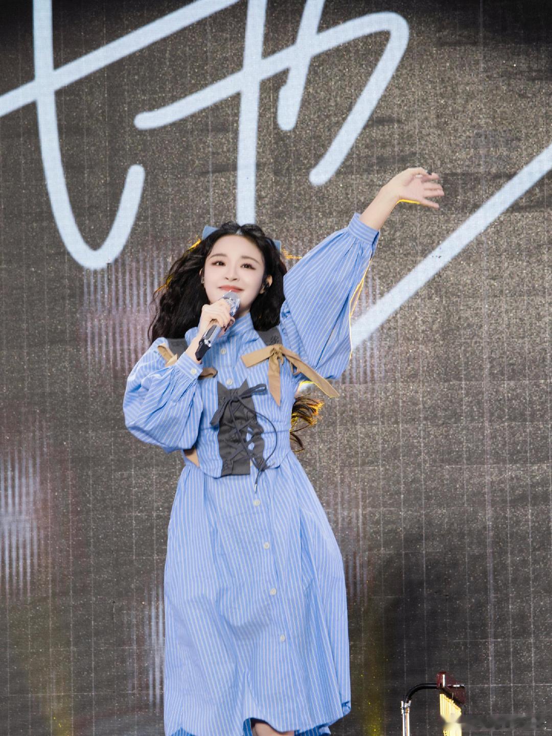 李莎旻子回应跨界唱歌质疑 外界不断质疑李莎旻子跨界唱歌，很少有人知晓她十年写歌之