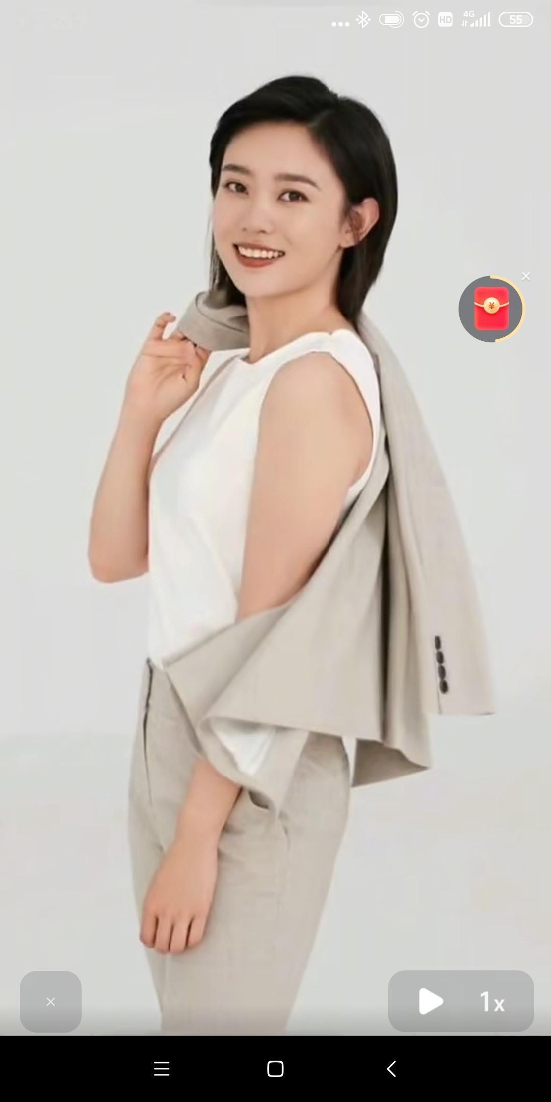 李七月，曾经在央视舞台上熠熠生辉的美女主持人。
她毕业于中国传媒大学，最早在辽宁