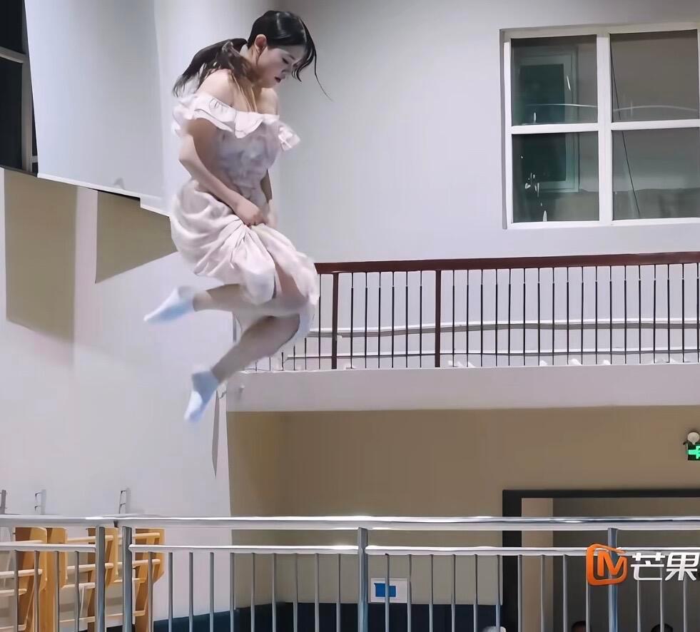 张家齐动漫级别的弹跳镜头天哪，张家齐这弹跳太绝了，抓裙空翻一气呵成，动漫感拉满，