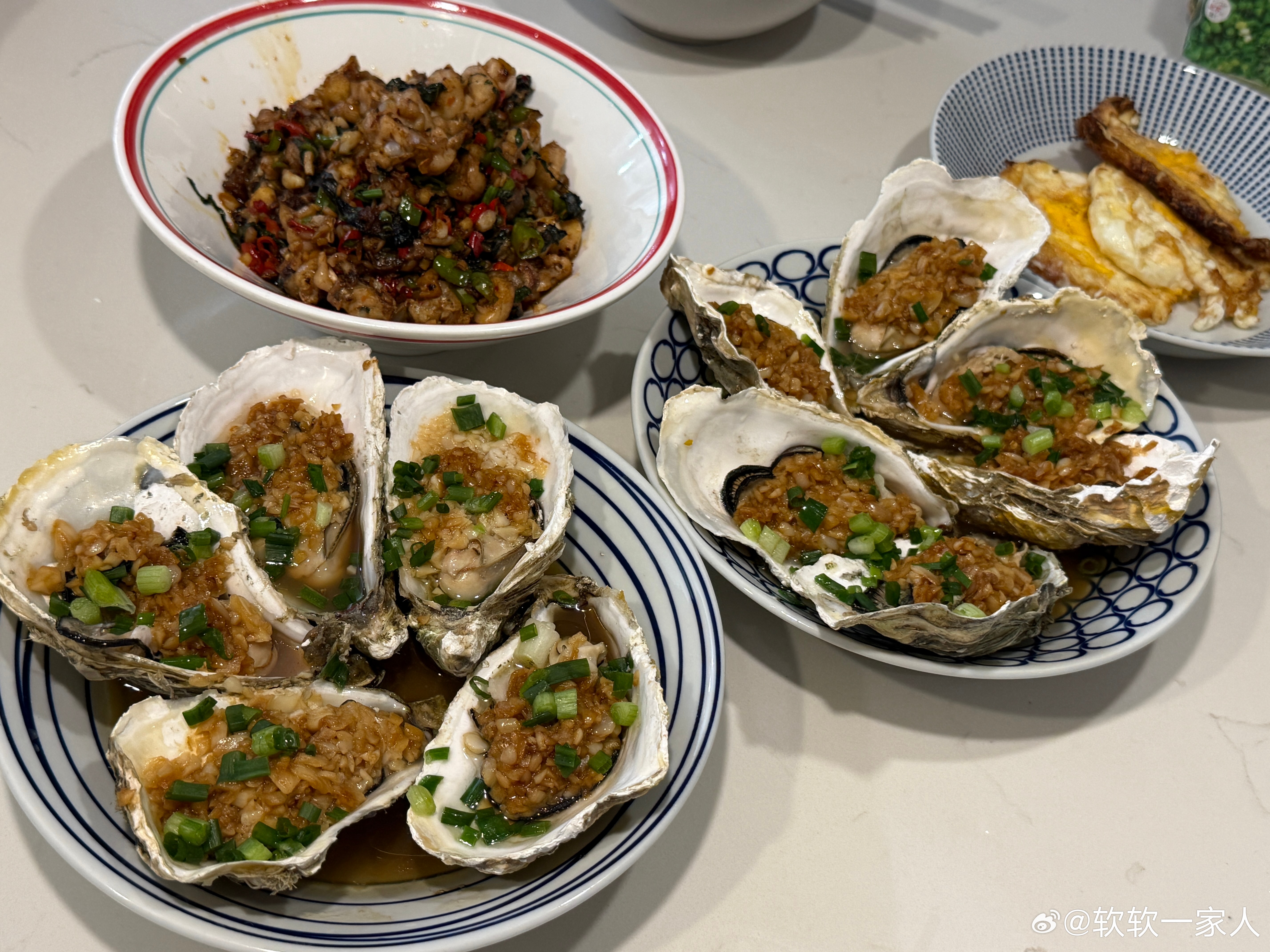 周末了，吃点复杂的。紫苏炒碎碎蛙，蒜蓉生蚝，本来还想加个鸡油菌焖饭的，朴朴买的鸡
