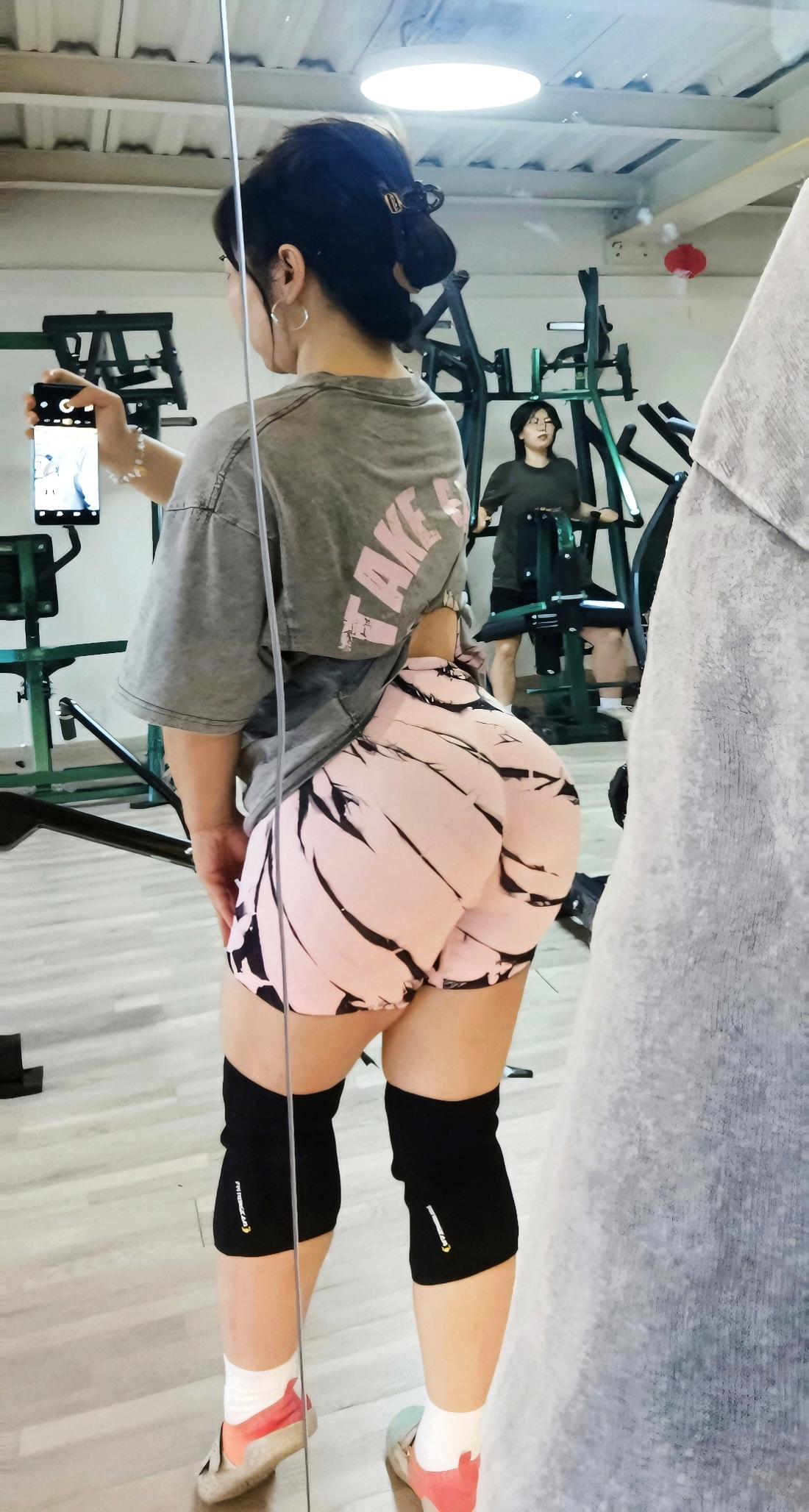 听说你们喜欢臀翘的练腿梨形身材
