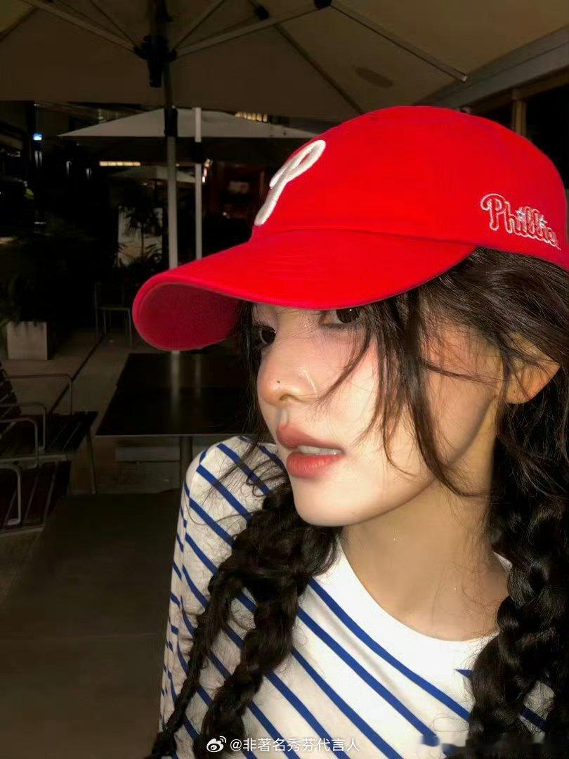 章若楠的发量扎了四个麻花辫此女 脸还是太无可挑剔了。 