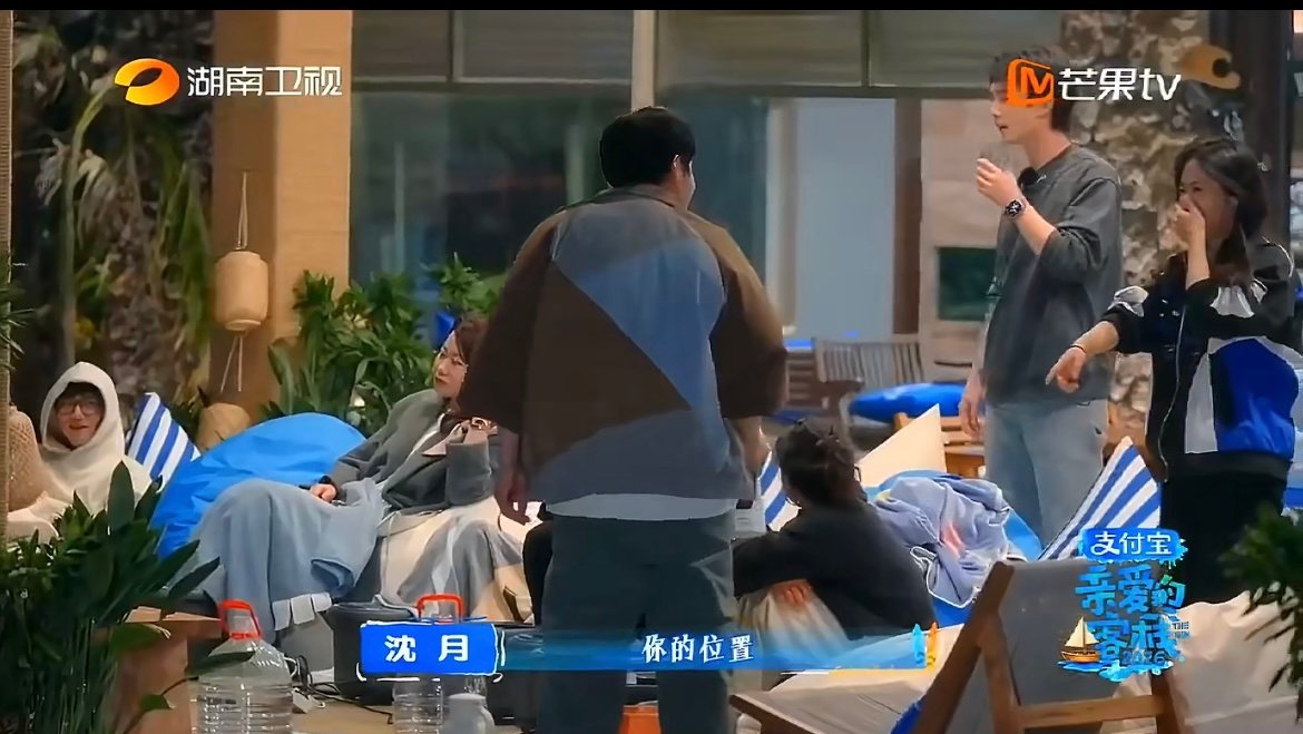 沈月全网寻找垃圾桶一个认真寻找，一个巧妙利用，沈月和秦岚这段互动真的又萌又搞笑。