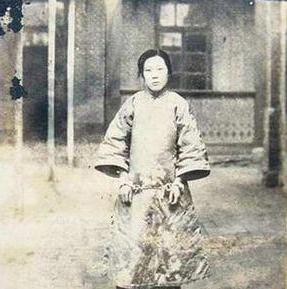 1925年，24岁的青楼女子张素贞正在接客。然而，当她开始宽衣解带时，冰冷的枪口