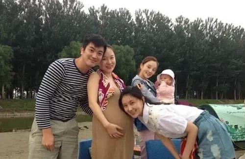 五一假期，娱乐圈“活久见”名场面诞生！李小璐、贾乃亮罕见合体，带女儿甜馨与霍思燕
