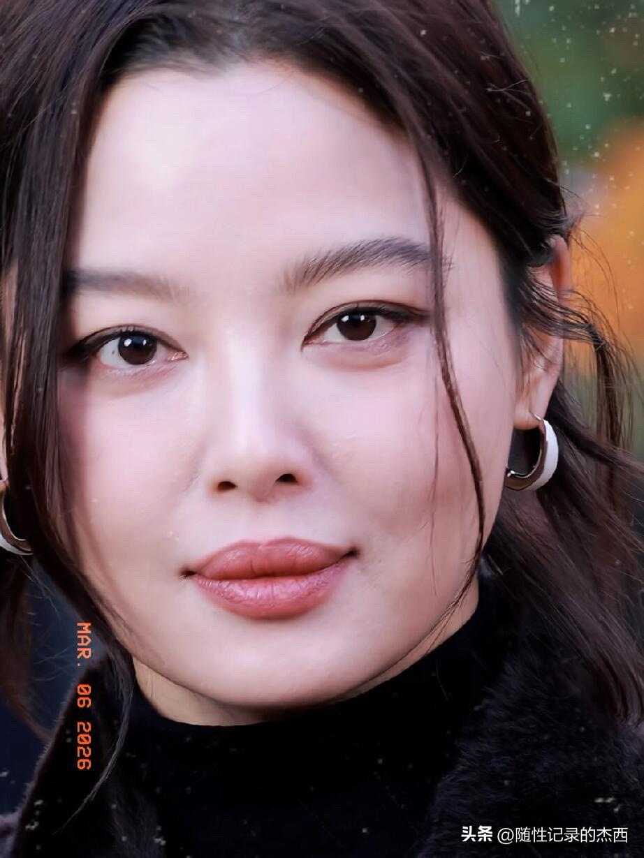 同样是长相有辨识度，厚嘴唇的女演员，舒淇一出场感觉瞬间就能秒掉辛芷蕾。辛芷蕾第一