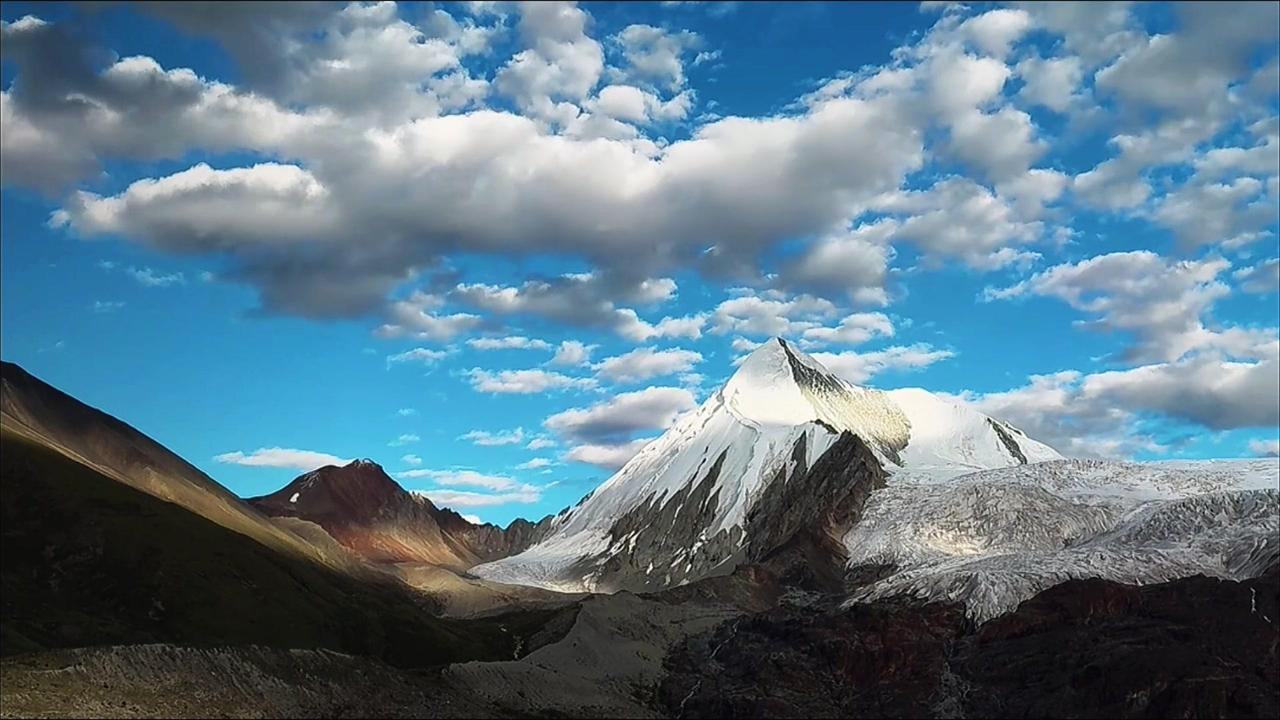 不用等同行的伙伴，说走就走也超棒。
奔赴心心念念的雪山，让风捎去藏在心底的小愿望