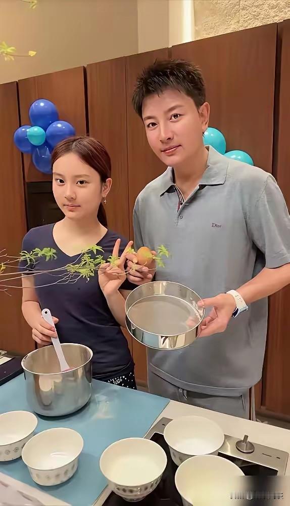 单看甜馨这张脸，简直就是缩小版贾乃亮，父女俩复刻似的五官一模一样！
小姑娘长相大