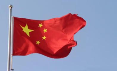 七十年前咱们一穷二白，没人敢上门围堵；如今 GDP 冲到世界第二，反倒被堵得越来