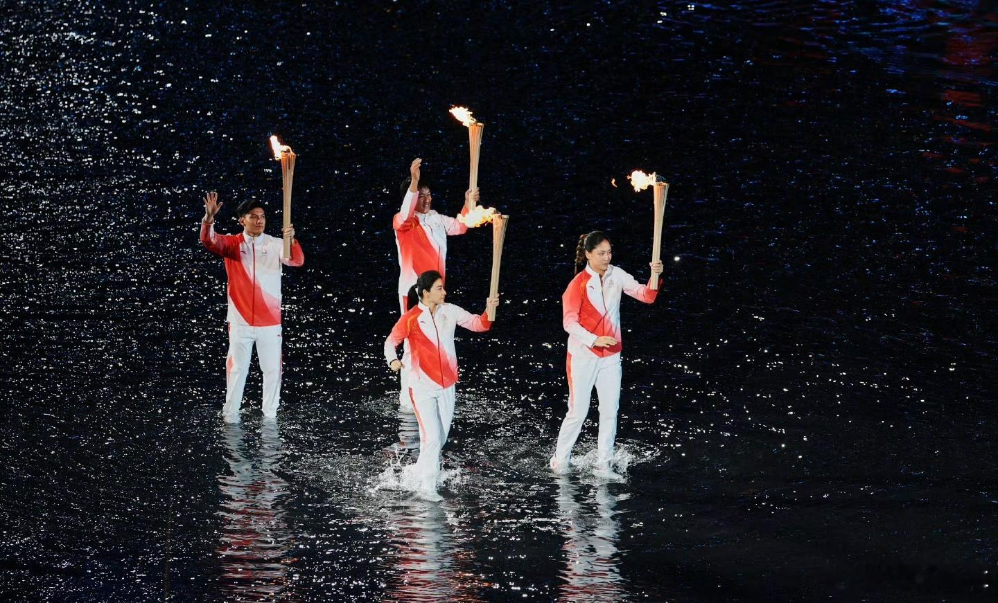 霍震霆现场才知道郭晶晶是火炬手郭晶晶也太会藏惊喜了吧，连公公霍震霆都是现场才知道