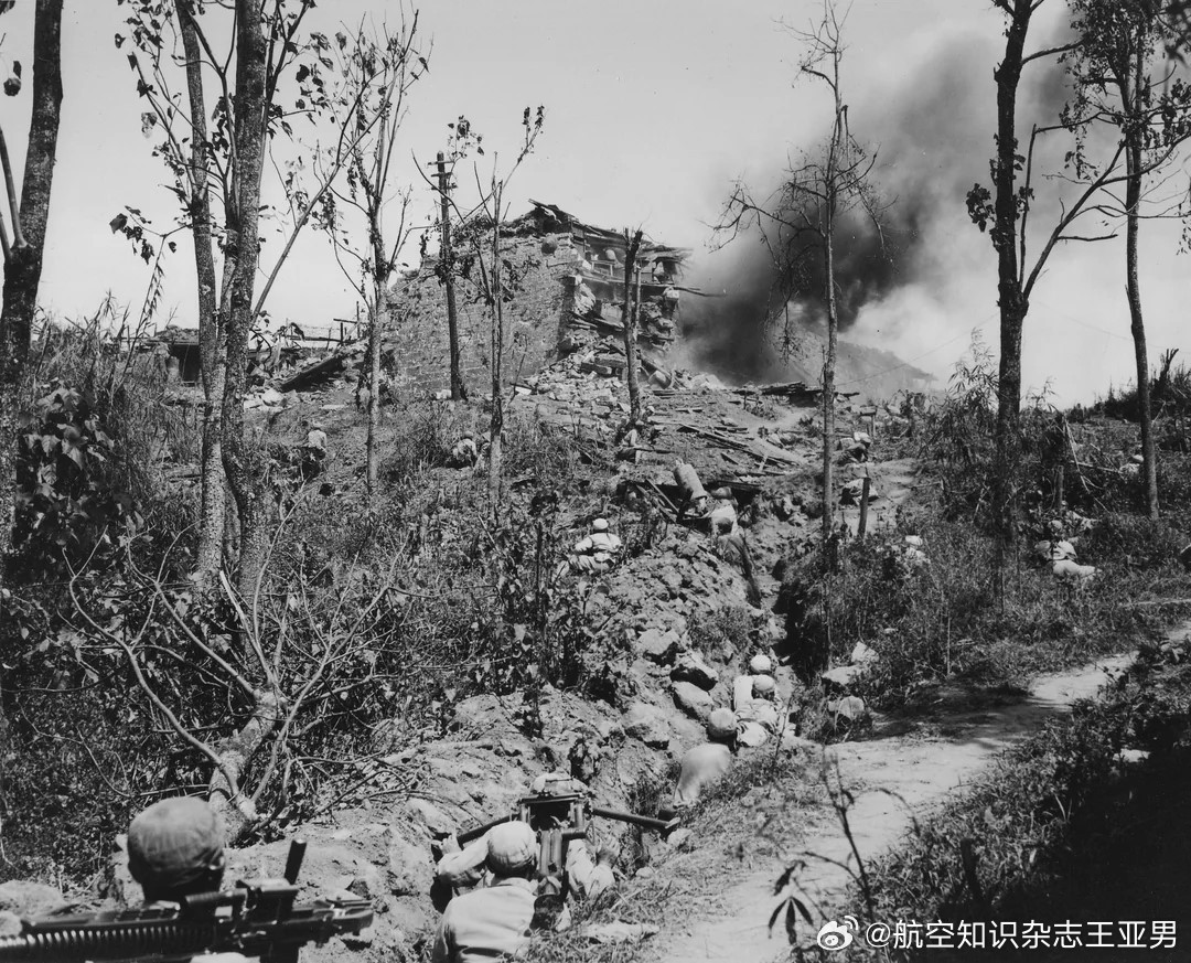 1944年七八月间惨烈的腾冲战役中，中国军队正向日军阵地突进。画面左下角的几名士