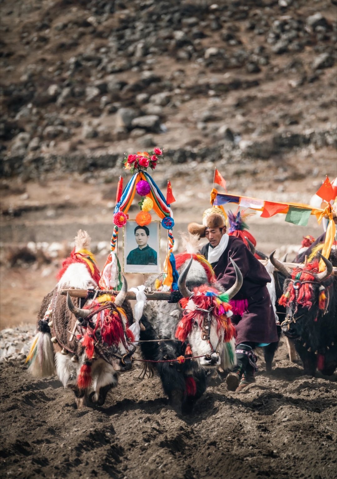 毛主席就是那金色的太阳～多么温暖～多么慈祥～把翻身农奴的心儿照亮～ 