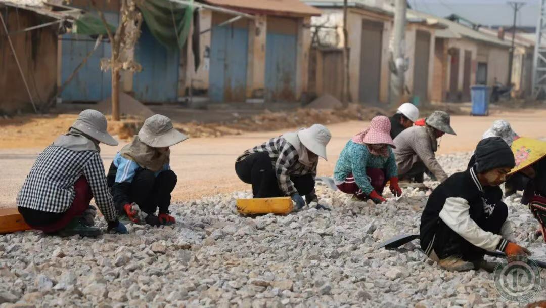 缅北老街市的修路，大量启用当地的闲散民工，创造就业，发展经济！果敢同盟军受到了一